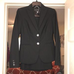 Jones New York Size 0 skirt suit